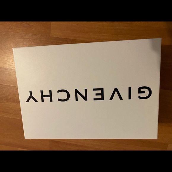 GIVENCHY | White & Black City Low Sneakers - Picture 10 of 10